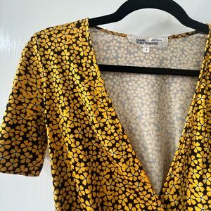 Diane Von Furstenberg Silk Marigold dress Sz 2